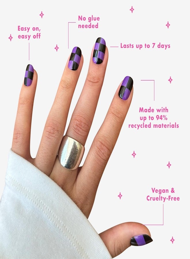أظافر لاصقة من Olive & June Super Stick Mani | شكل بيضاوي مربع قصير | لا حاجة للغراء | 32 ظفرًا لاصقًا، 16 مقاسًا، تدوم حتى 7 أيام | غير سامة، سهلة التركيب والإزالة، لا تسبب ضررًا | حفلة هالوين بنقشة مربعات بنفسجية - Image 4
